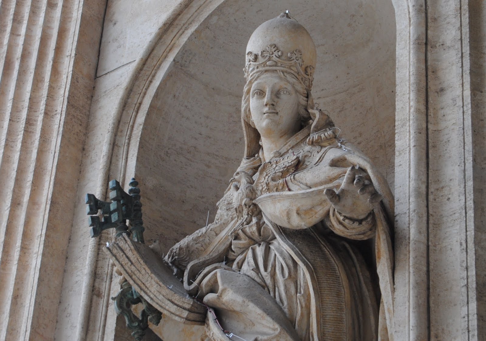 pope-joan-statue-in-rome